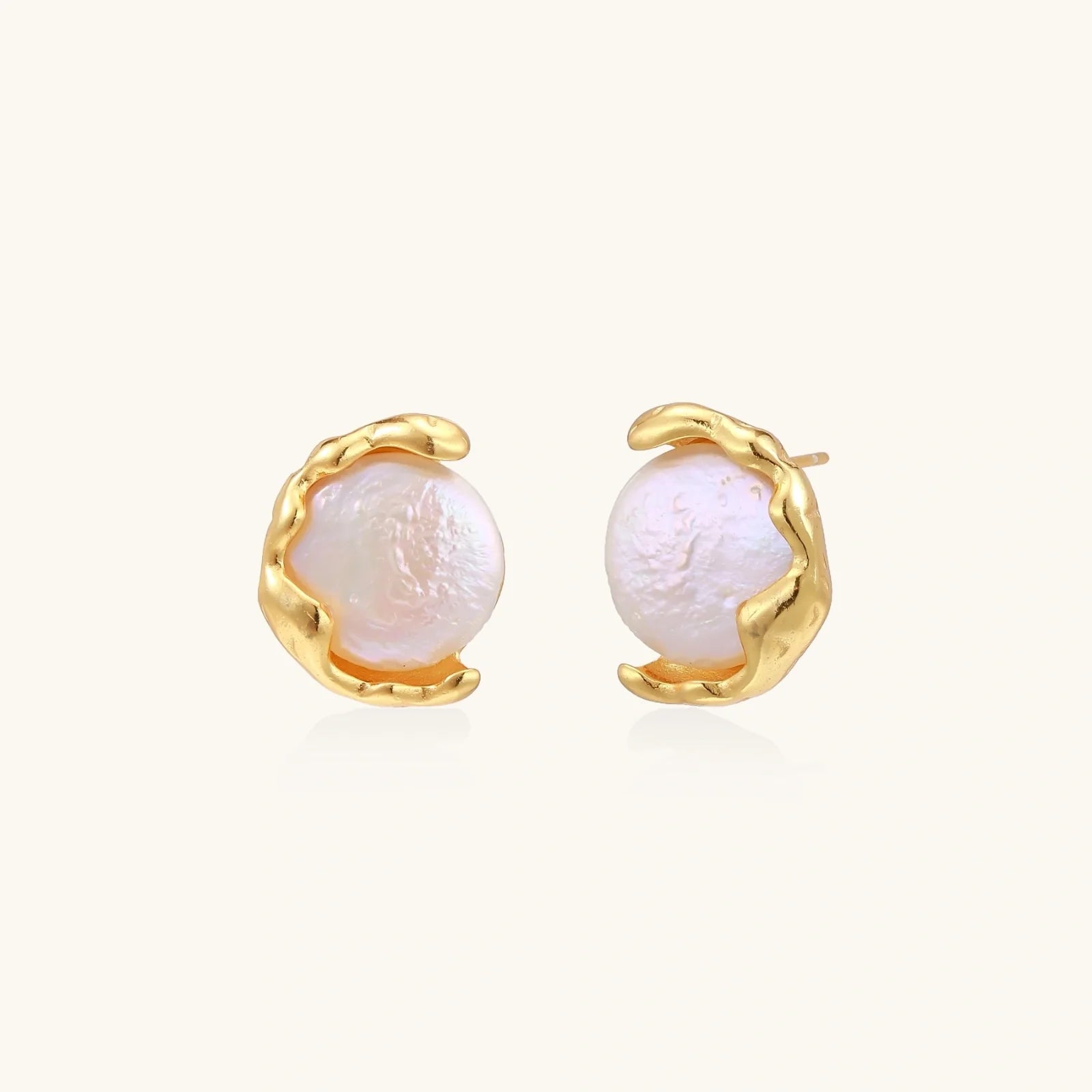 Pearl stud earrings in gold