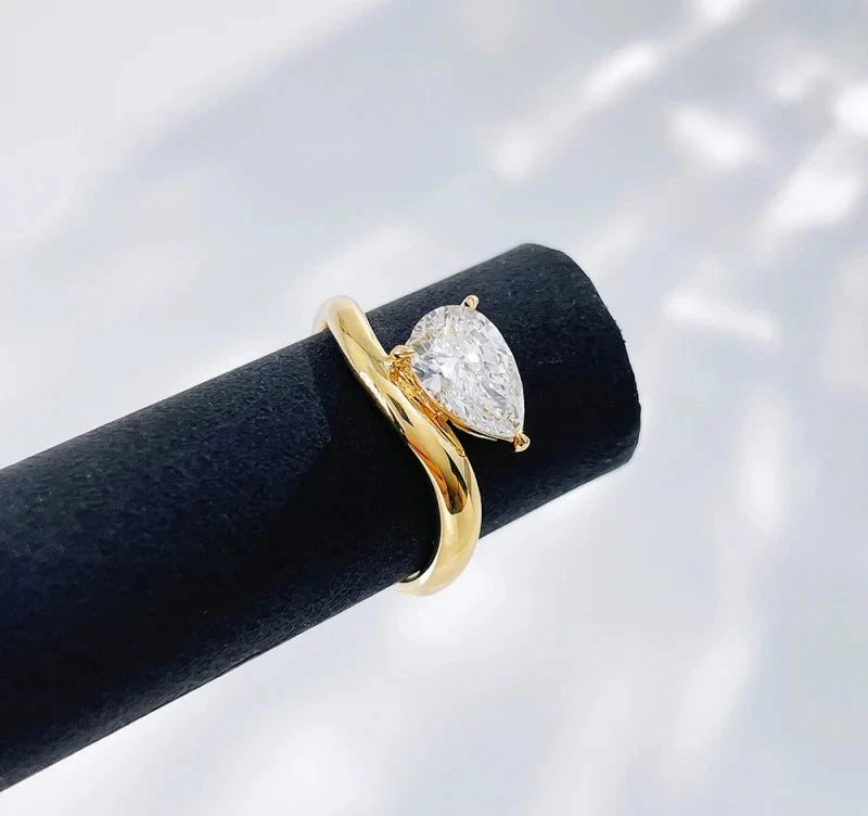 Pear Cut VVS Lab Diamond Ring, 1-1.5ct, 18K Gold, IGI Certified