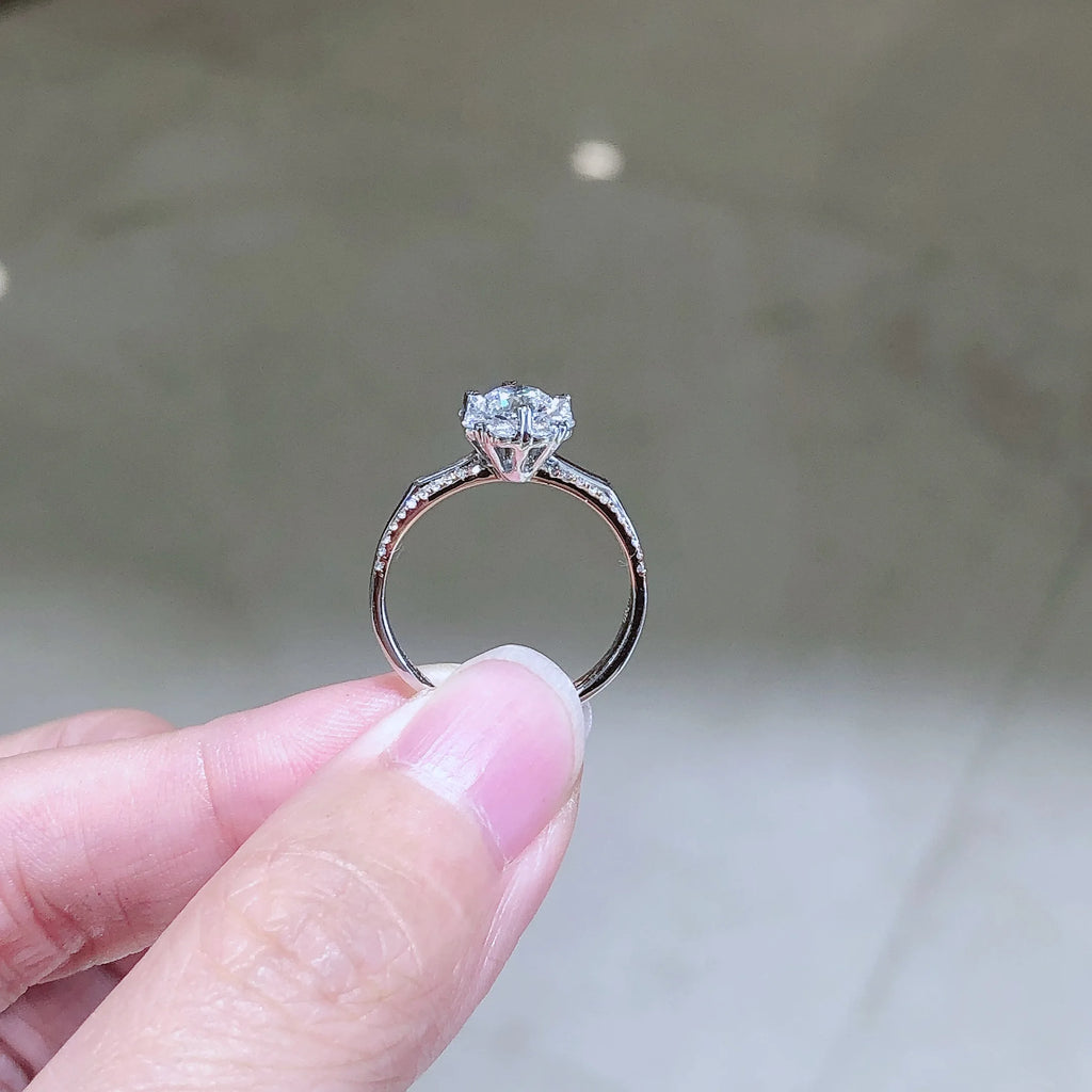 0.7ct Round Cut VVS Lab Diamond Ring, 18K Gold, IGI Certified